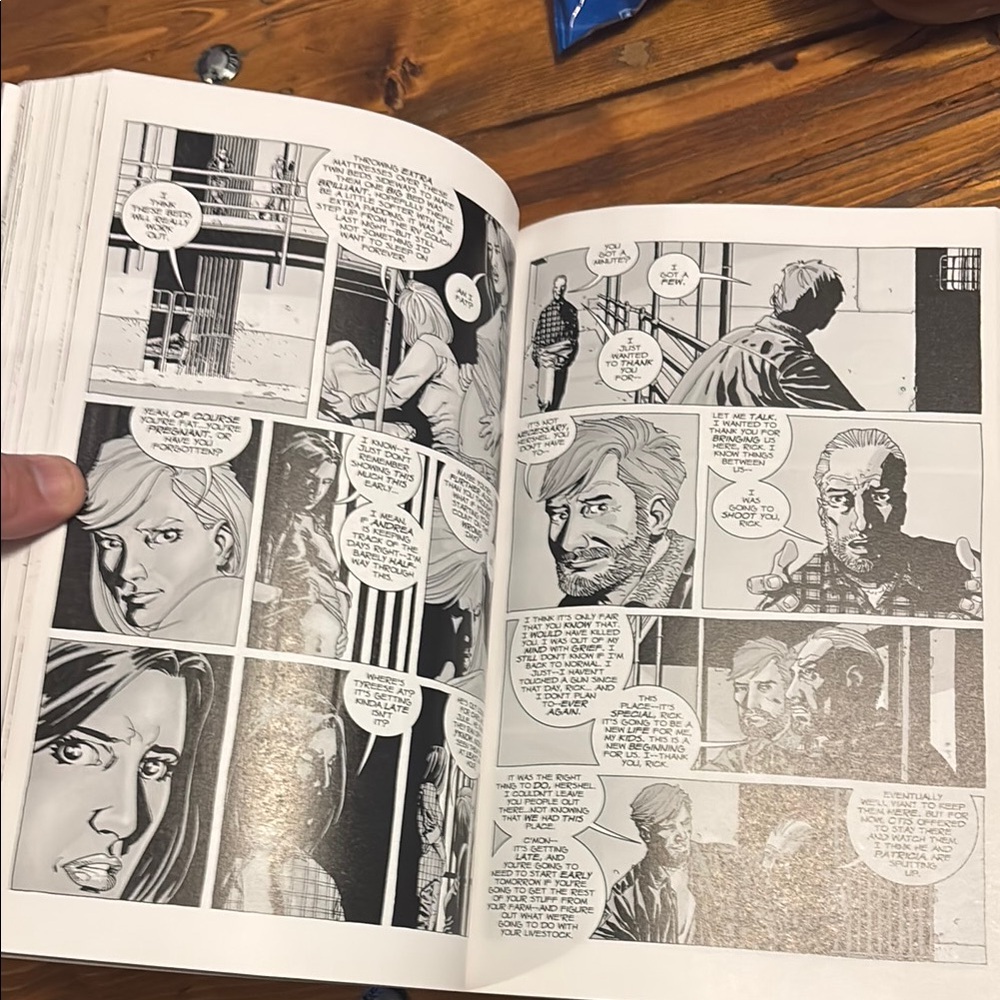 The Walking Dead Compendium One Graphic Novel - Picture 4 of 5